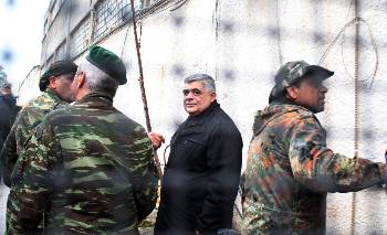Ο υπόδικος Μιχαλολιάκος ξεναγείται από φασιστοειδή με στολή παραλλαγής