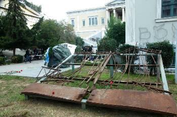 Τα σύμβολα του Πολυτεχνείου, η καγκελόπορτα που έριξε το τανκ και το μνημείο, είναι από χτες επισκέψιμα στο κτίριο της Πατησίων