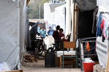 Παιδιά με τις μανάδες τους στον καταυλισμό