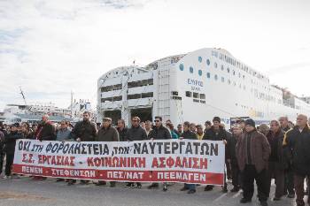 Από απεργιακή συγκέντρωση των ναυτεργατών στο λιμάνι