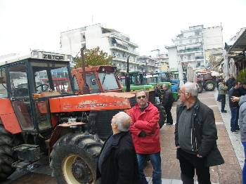 Τα τρακτέρ στην πλατεία της Καρδίτσας