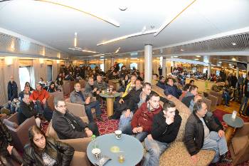 Πληρώματα και απεργιακές φρουρές γέμισαν ασφυκτικά το χώρο υποδοχής του πλοίου «Ελυρος»