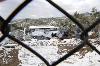 Κυριολεκτικά θαμμένοι στο χιόνι στον καταυλισμό στη Μόρια