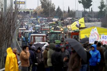 Το ισχυρό μπλόκο της Νίκαιας που στήθηκε προχτές αποτελεί και φέτος το επίκεντρο του αγώνα της μικρομεσαίας αγροτιάς