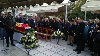 Στελέχη του Κόμματος στάθηκαν σε θέσεις τιμητικής φρουράς, πλάι στον Κ. Γαβρίλη