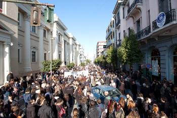 Από τη συγκέντρωση έξω από τα δικαστήρια