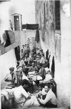 Από τις φυλακές της Ακροναυπλίας. Ο Γληνός στο κέντρο χωρίς φανέλα
