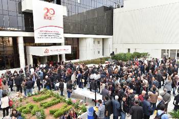 Σε ένα από τα διαλείμματα των εργασιών, στην έδρα της ΚΕ στον Περισσό