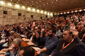 Οι αντιπρόσωποι ψηφίζουν για την Πολιτική Απόφαση του Συνεδρίου