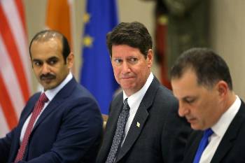 Οι εκπρόσωποι της «ExxonMobil» και της «Qatar Petroleum» (πρώτος και δεύτερος από αριστερά), την άνοιξη, όταν έκλεισε η συμφωνία για το «οικόπεδο 10»