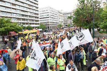 Στιγμιότυπο από την πορεία προς τη Βουλή