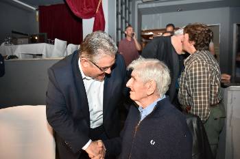 Ο Δ. Κουτσούμπας με τον Γ. Φαρσακίδη