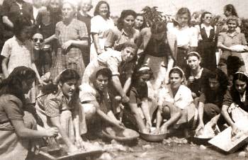 Τρίκερι. Η σκάφη, η πήλινη λεκάνη, το σαπούνι, που καθαρίζει με το νερό της θάλασσας. Πολέμησαν και με τις ψείρες