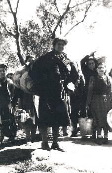 Οι εξόριστες φτάνουν φορτωμένες στο νησάκι παλαιό Τρίκερι