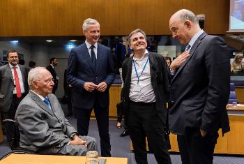 Με πολλούς επαίνους η κυβέρνηση συνεχίζει το αντιλαϊκό της έργο