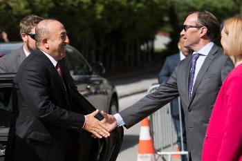 Ο Τούρκος ΥΠΕΞ, Μ. Τσαβούσογλου, προσέρχεται στις εργασίες της Διάσκεψης την Τετάρτη