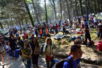 Από τις αφίξεις και το στήσιμο των σκηνών