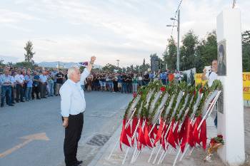 Εκ μέρους της ΚΕ του ΚΚΕ στεφάνι κατέθεσε ο Χρ. Κατσώτης