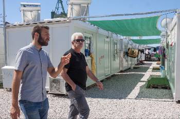 Ο Γ. Μανουσογιαννάκης με τον αντιδήμαρχο Χαϊδαρίου Ν. Καραγιάννη