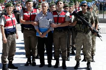 Παράλληλα με τις νέες συλλήψεις, συνεχίζεται και η δίκη για την απόπειρα πραξικοπήματος στην Αγκυρα