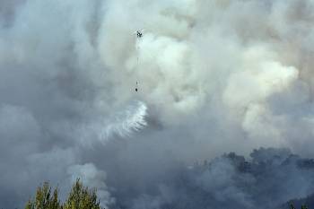 Μέσα στην κόλαση της πυρκαγιάς, τα εναέρια μέσα επιχειρούσαν για να σβήσουν τη φωτιά στον Κάλαμο