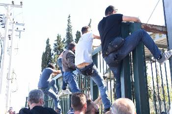 Οι συγκεντρωμένοι αντιδρούν όταν ενημερώνονται ότι δεν υπήρχε κάποιος παράγοντας του υπουργείου να τους συναντήσει. Μια ομάδα από αυτούς πέρασε και στον αύλειο χώρο του, διεκδικώντας συνάντηση, η οποία και έγινε λίγη ώρα αργότερα με τον υφυπουργό