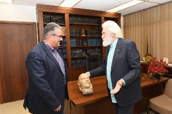 Από την παράδοση του εκμαγείου του Λένιν, σε συνάντηση με τον Δ. Κουτσούμπα