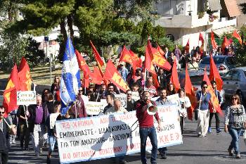 Τα μέλη και οι φίλοι του ΚΚΕ και της ΚΝΕ καταφτάνουν στο χώρο της εκδήλωσης