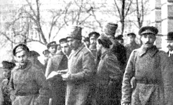 Εργάτες και στρατιώτες στον τόπο της μάχης μπροστά στα Χειμερινά Ανάκτορα στις 26 Οκτώβρη 1917