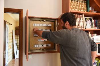Ηλεκτρολόγοι βοηθούν στην επισκευή βλαβών ώστε να ζεσταθούν τα λαϊκά σπίτια