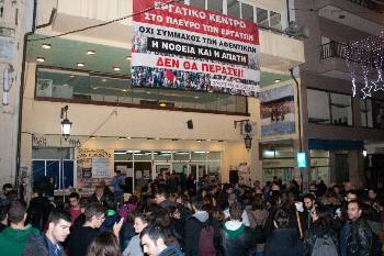 Καθοριστικό ρόλο στις εξελίξεις παίζει η αποφασιστική παρέμβαση των συνδικάτων και των εργαζομένων της Πάτρας