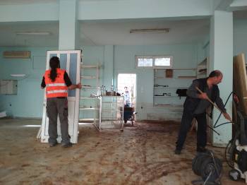 Μέλη συνεργείου σε πλημμυροπαθές σπίτι