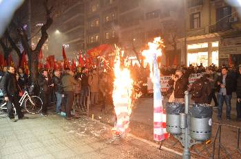 Το δρώμενο έξω από το αμερικάνικο προξενείο στη Θεσσαλονίκη