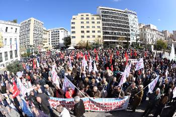 Μαζική η συγκέντρωση στην πλατεία Εθνικής Αντίστασης
