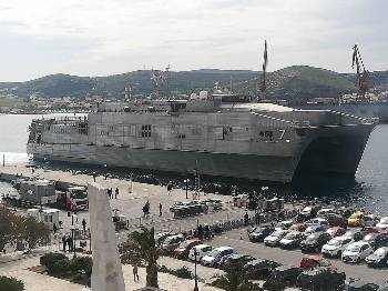 Το αμερικανικό catamaran που κατέπλευσε την Παρασκευή στη Σύρο