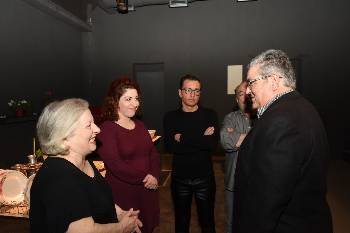 Ο Δ. Κουτσούμπας με τους ηθοποιούς της παράστασης