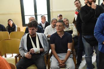 Οι δύο σπουδαστές που χτυπήθηκαν από τα ΜΑΤ, στο εδώλιο