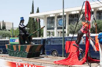 Οι ιμπεριαλιστές τη Γη ξαναμοιράζουν, με των λαών το αίμα τα σύνορα χαράζουν