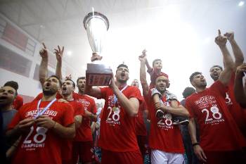 Αήττητος κατέκτησε τον τίτλο στη Volley League ο Ολυμπιακός, μετά την τρίτη νίκη του επί του ΠΑΟΚ