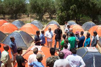 Από την επίσκεψη του ΠΑΜΕ στους εργάτες γης στη Νέα Μανωλάδα