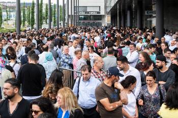 Τούρκοι υπήκοοι που ζουν στην Ελβετία ψήφισαν σε μεγάλο εκθεσιακό κέντρο στη Ζυρίχη