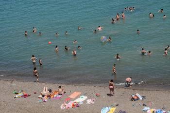 Μικροί και μεγάλοι απόλαυσαν τη θάλασσα