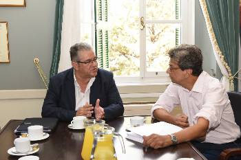 Με τον δήμαρχο του νησιού