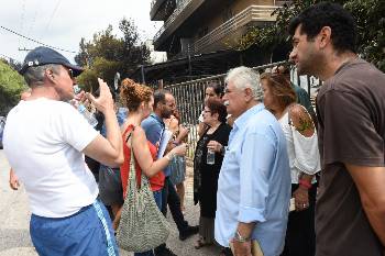 Αντιπροσωπεία του ΚΚΕ συζητάει με πυρόπληκτους στο Μάτι την επομένη της πυρκαγιάς