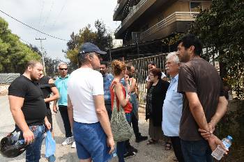 Κλιμάκιο του ΚΚΕ, την επομένη της πυρκαγιάς, περιοδεύει στα καμένα