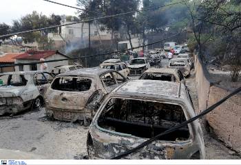 Απανθρακωμένα οχήματα σε δρόμο στο Μάτι, όπου εγκλωβίστηκαν δεκάδες θύματα της τραγωδίας του 2018