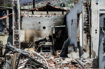 Αποκαΐδια σπιτιού από την περσινή πυρκαγιά στην Κινέτα