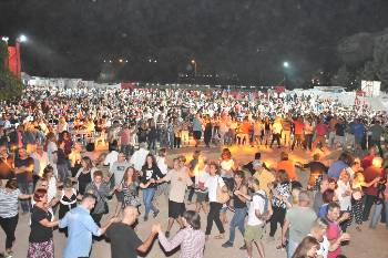 Γλέντι και χορός στη Λαϊκή Σκηνή