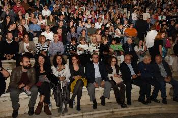 Η αντιπροσωπεία του ΚΚΕ με επικεφαλής τον Δ. Κουτσούμπα και δίπλα η οικογένεια του Δ. Μητροπάνου