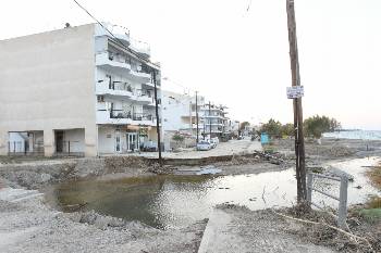 Κατέρρευσε ο παραλιακός δρόμος στο Κιάτο